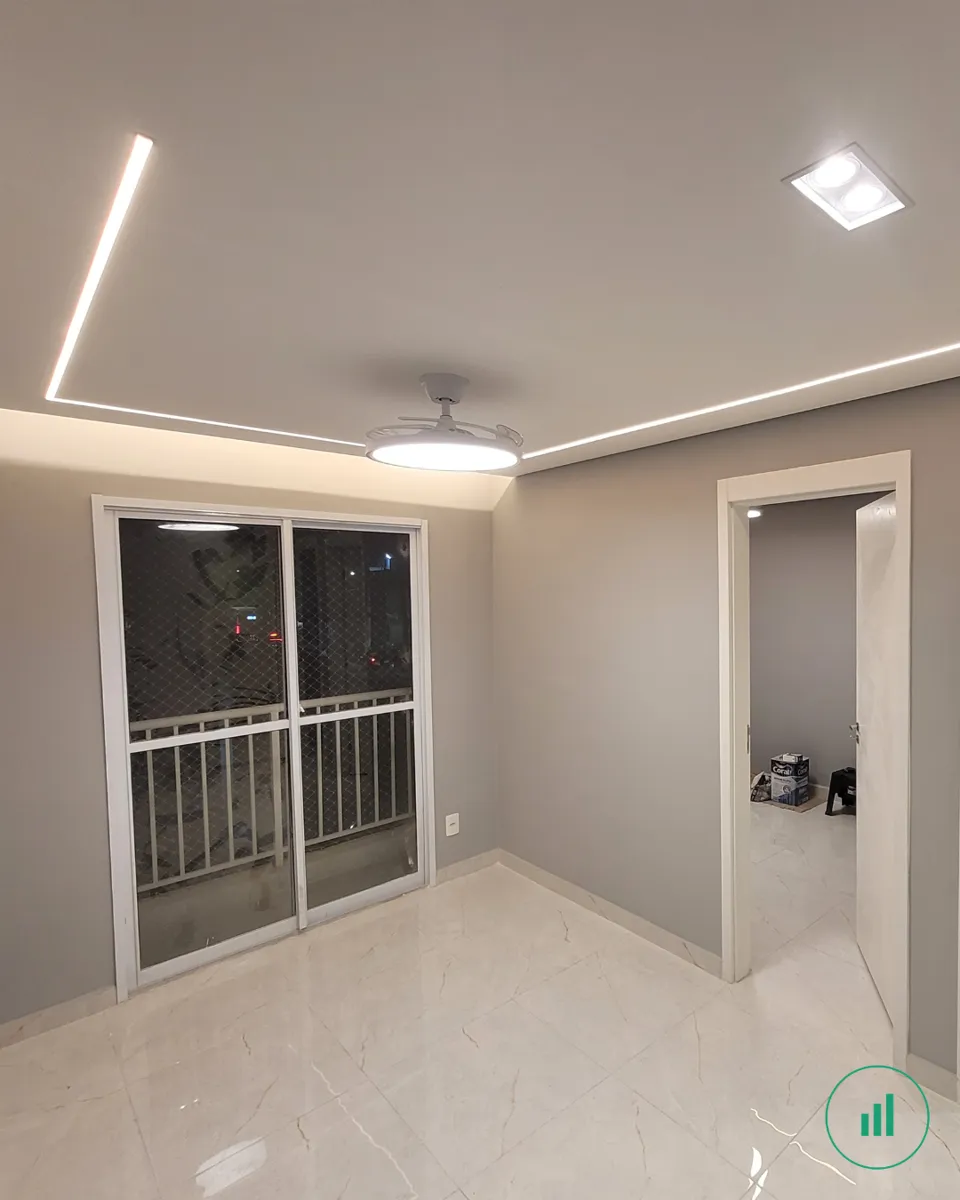 Apartamento reformado — sala com sanca de LED e ventilador de teto