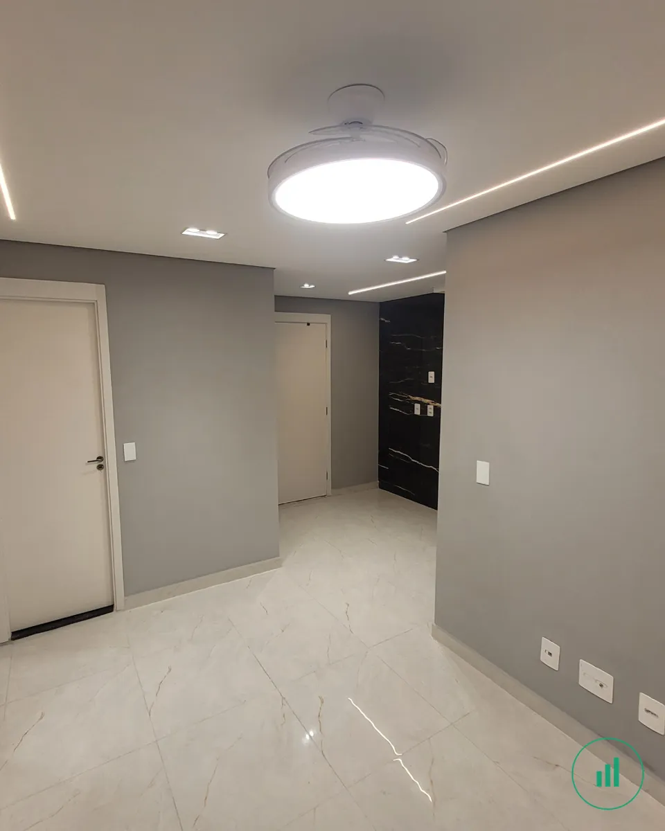 Apartamento reformado — sala e hall com iluminação embutida