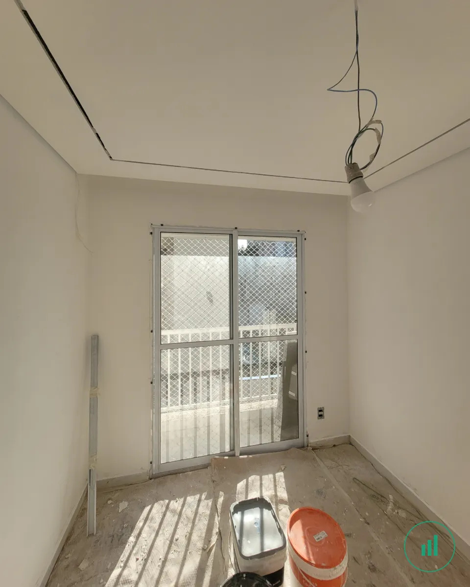 Apartamento durante a reforma — sala com sanca em execução