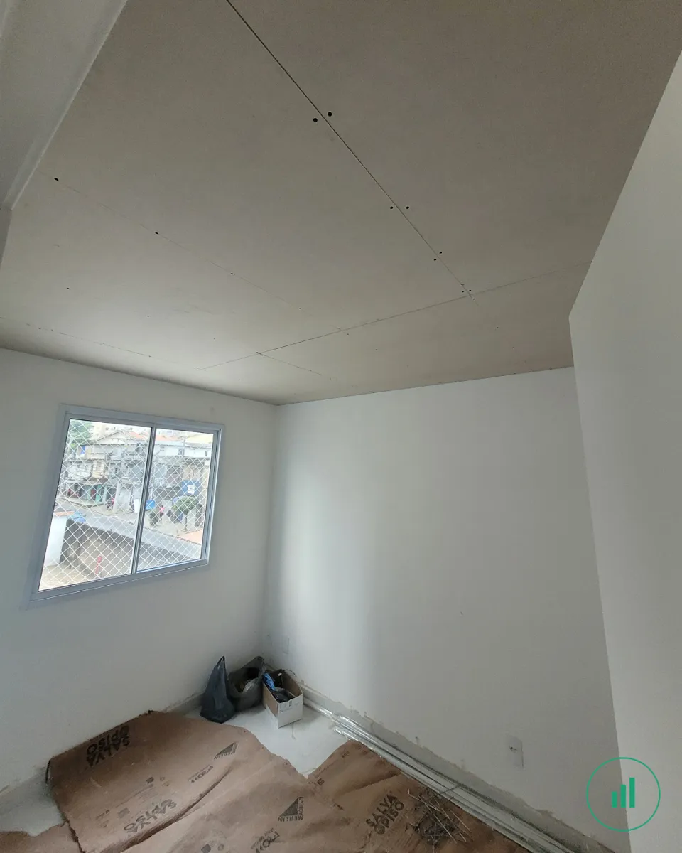 Apartamento durante a reforma — forro de gesso em execução