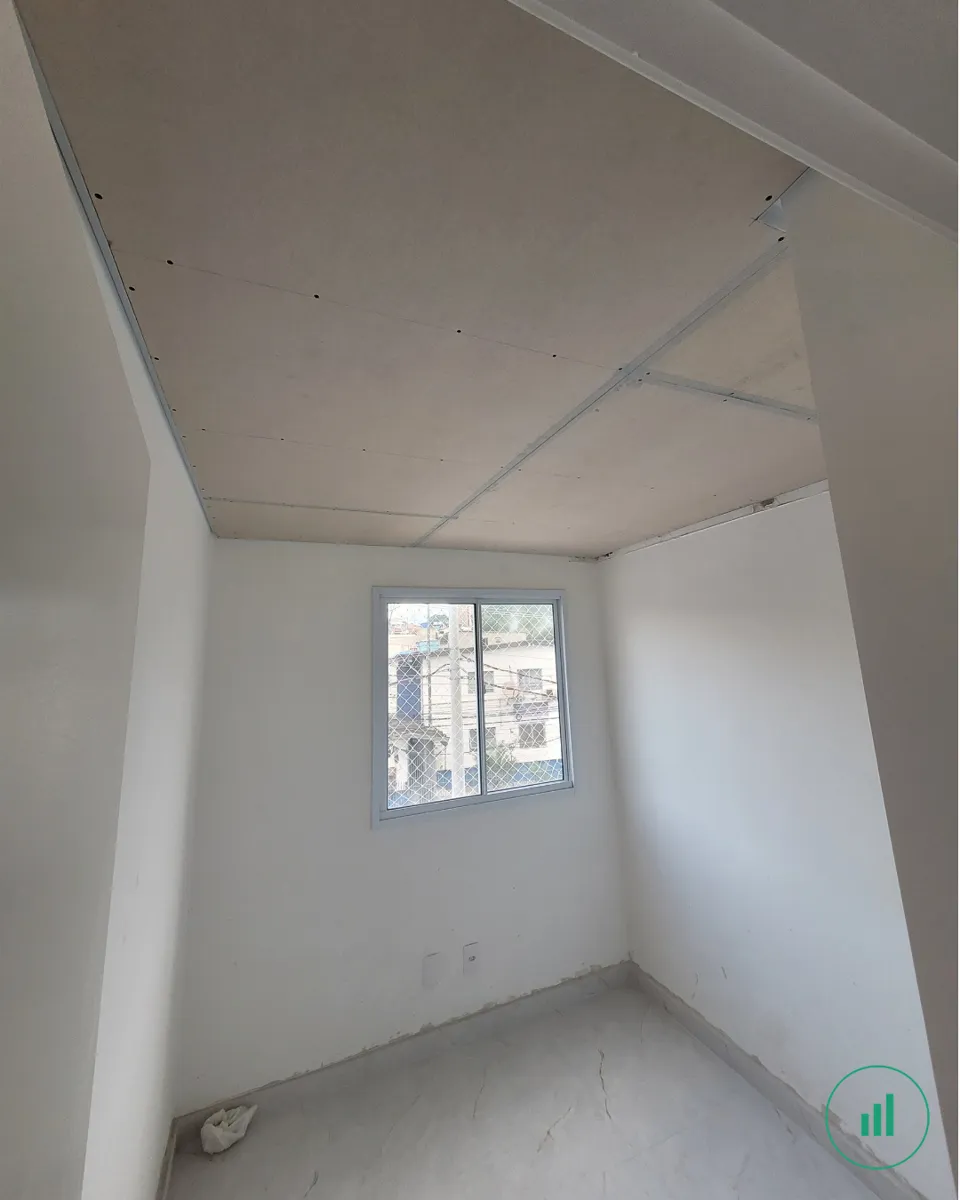 Apartamento durante a reforma — forro de gesso no quarto