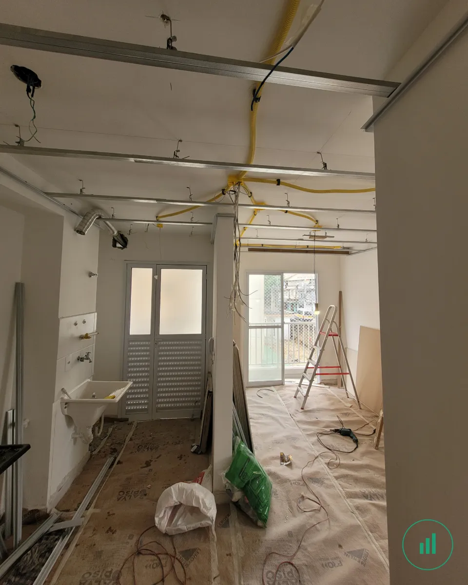 Apartamento durante a reforma — estrutura do forro e elétrica
