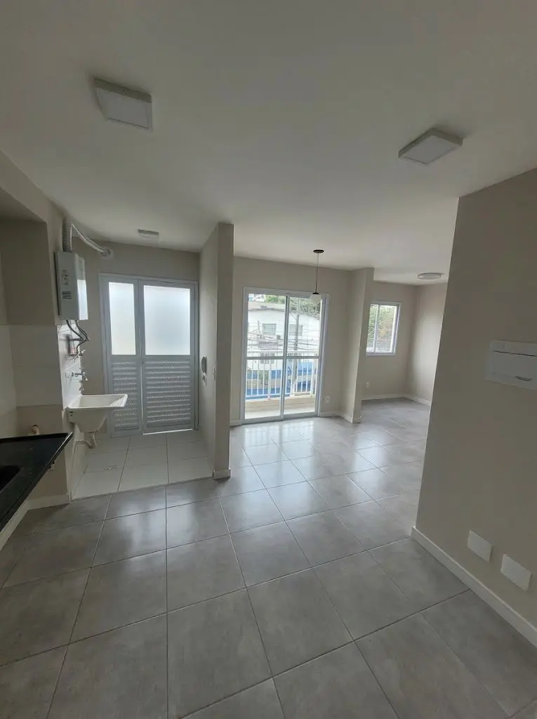 Sala com porcelanato cimento queimado