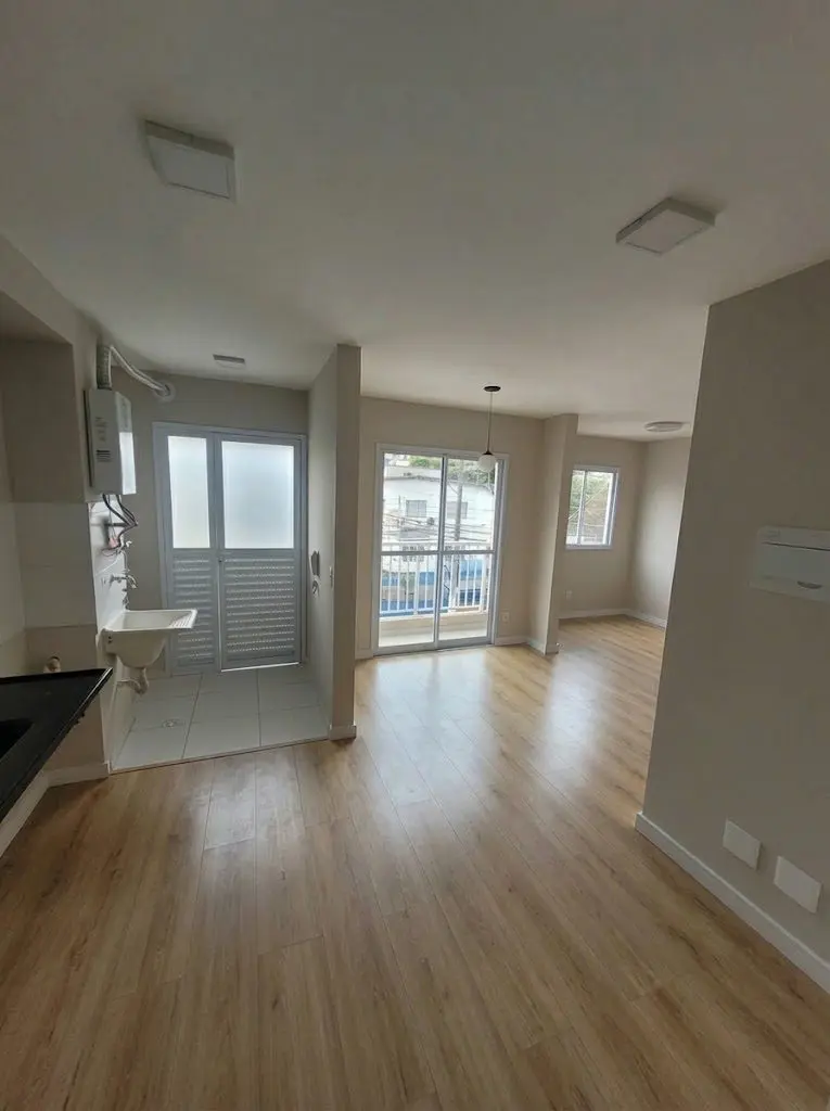 Sala com vinílico em régua cor carvalho