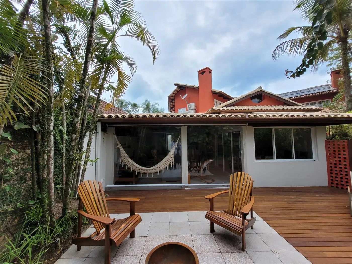 Casa reformada na Barra do Sahy, varanda com deck e pergolado